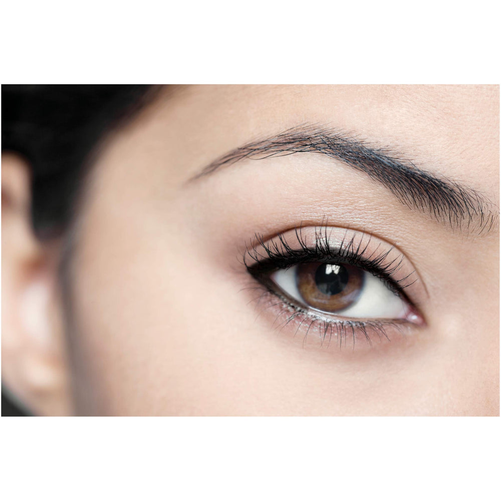 L'Oréal Paris Voluminous Smoldering Eyeliner definición dramática en cada mirada.