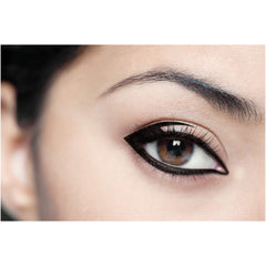 L'Oréal Paris Voluminous Smoldering Eyeliner resistencia a borreado para un acabado duradero.