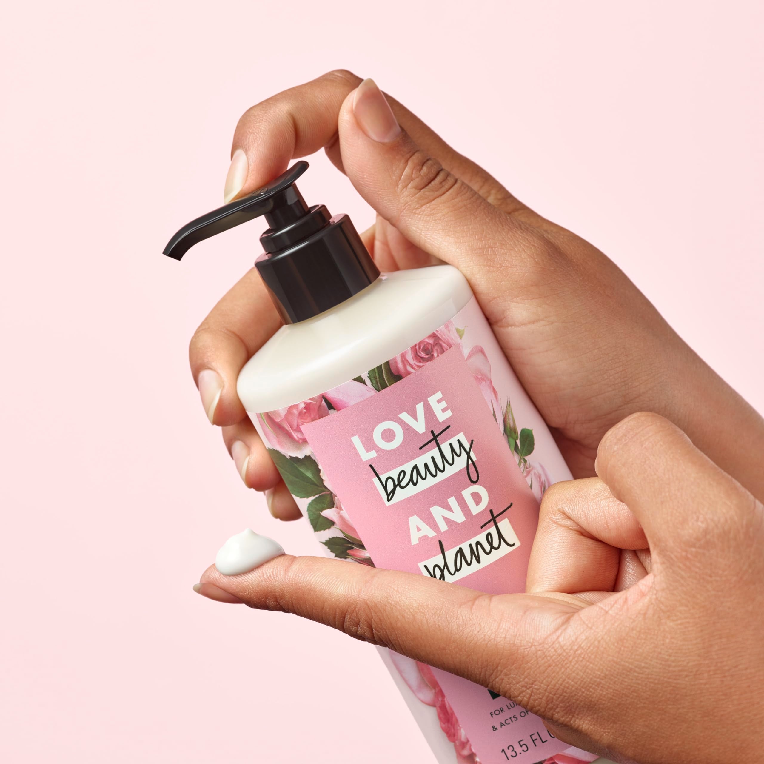Fragancia pétalos rosa Love Beauty and Planet: aroma ligero y agradable