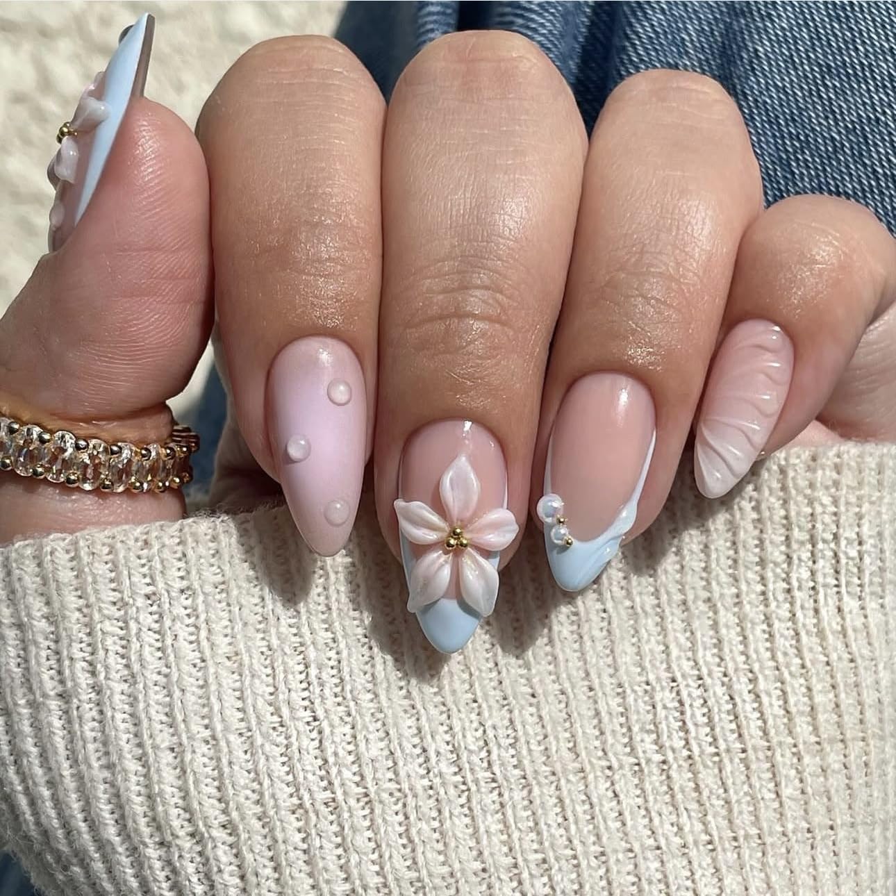 LPOODDNU French-tip design press-ons for quick, elegant nail art at home.