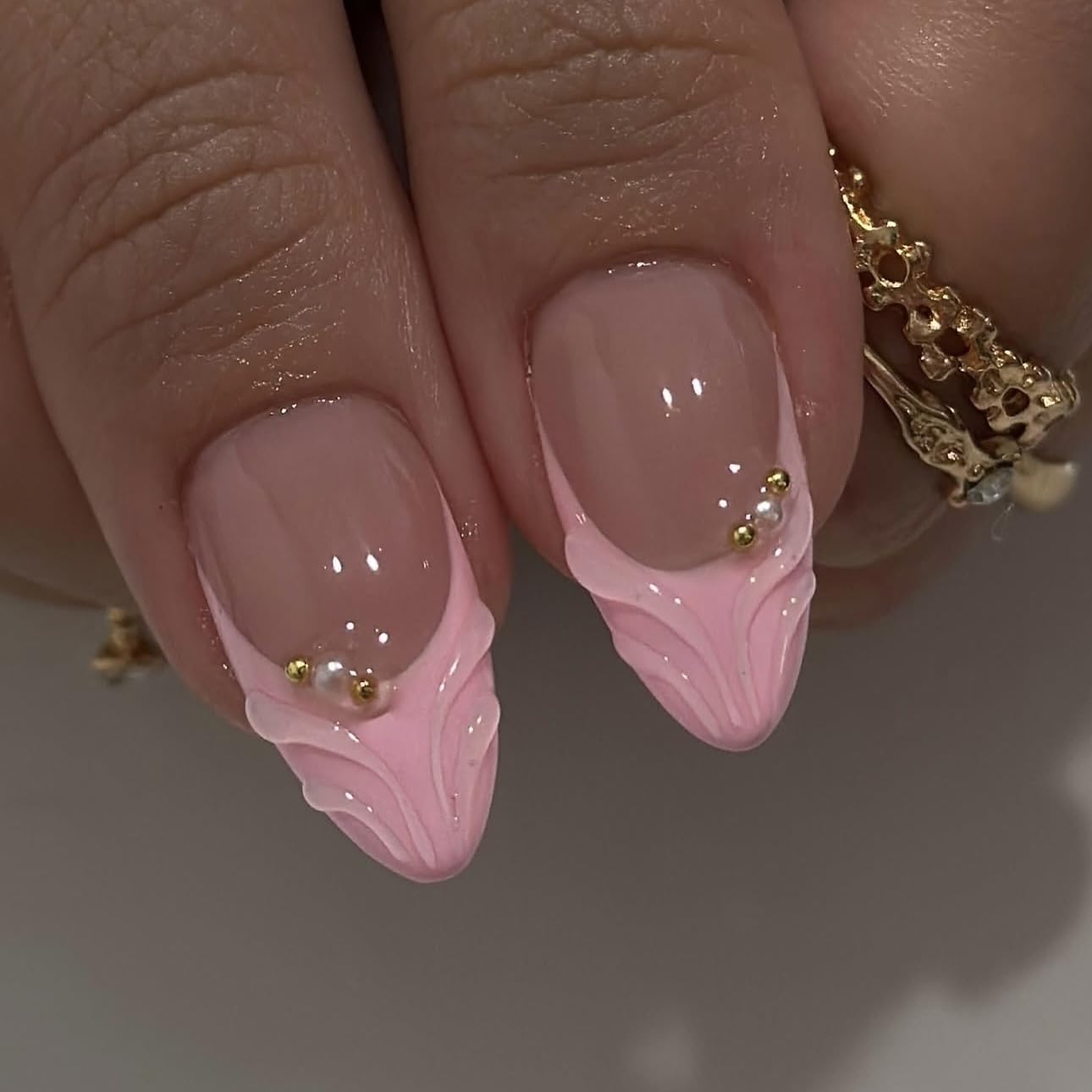 LPOODDNU glossy finish adds salon-like shine at home.