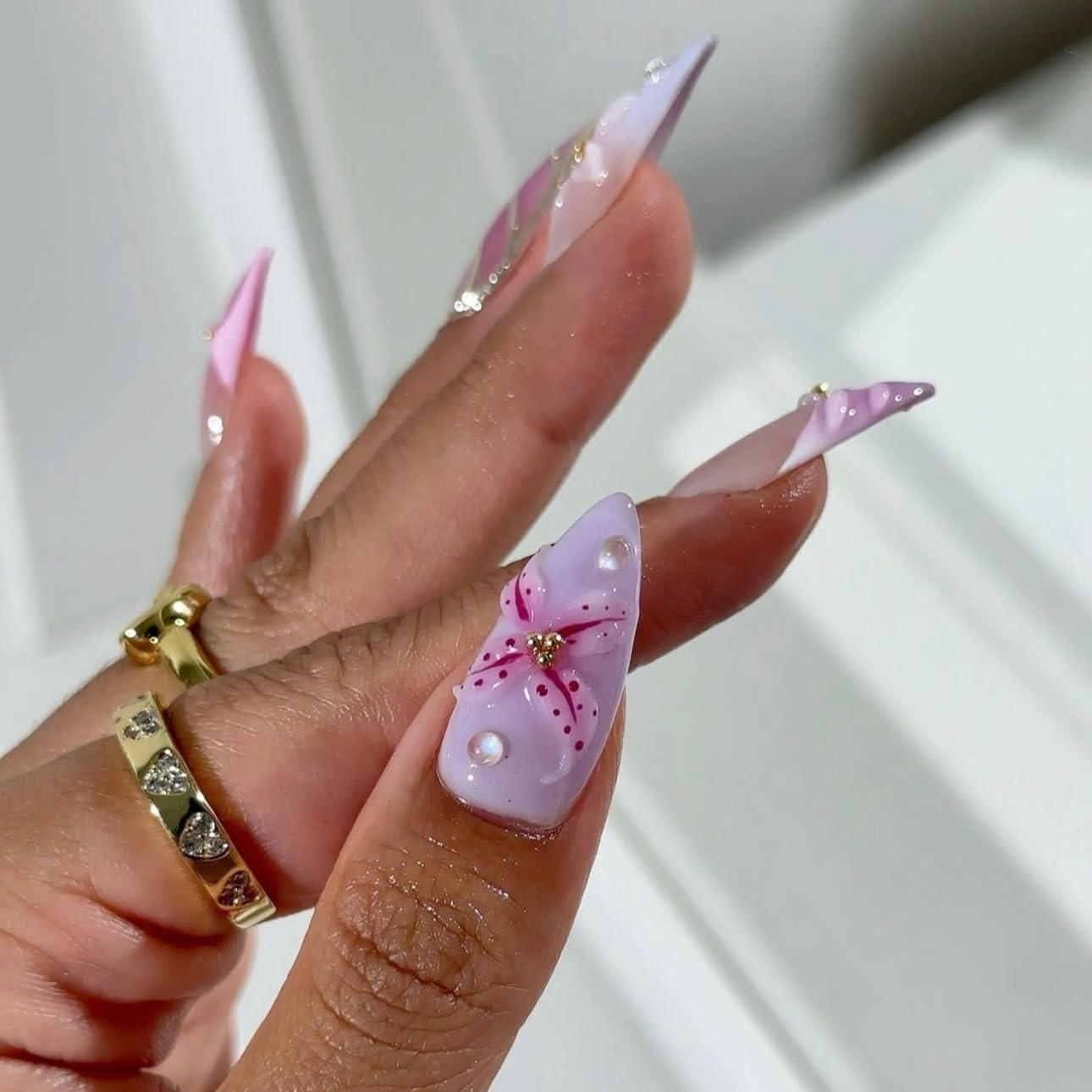 LPOODDNU glossy finish press-on nails provide vibrant color and shine at home.