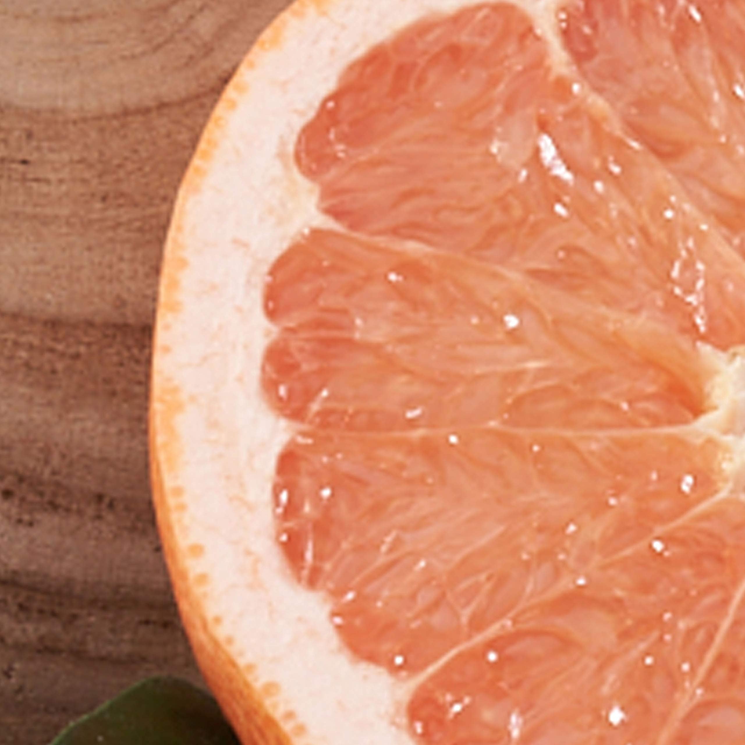 Notes close-up hinting grapefruit and jasmine for a floral-citrus feel.