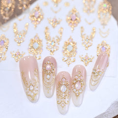 Diseño con emblema dorado Lukmexor para uñas elegantes.
