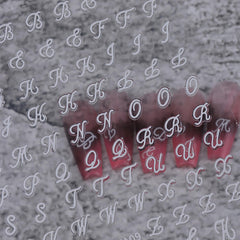 Lukmexor diseño de uñas con letras retro, acabado dorado elegante.