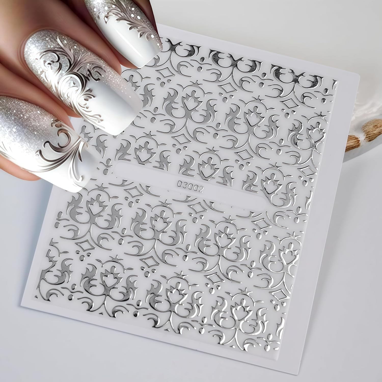 Diseños Lukmexor de encaje floral con rosas plateadas para uñas modernas.