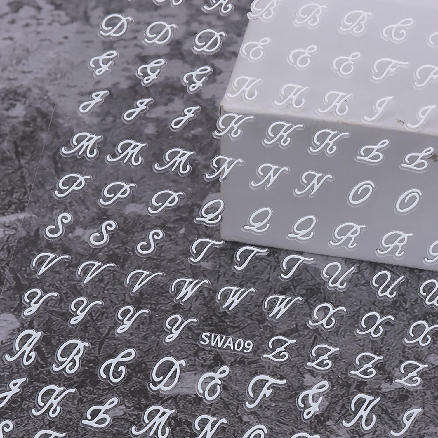 Lukmexor letras alfabeto oro para uñas, ideal para estilo retro diario.