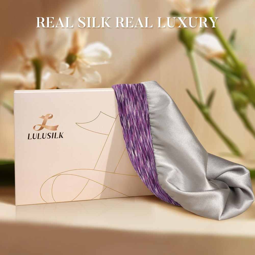Gorro de seda LULUSILK con tonalidades moradas para combinar.