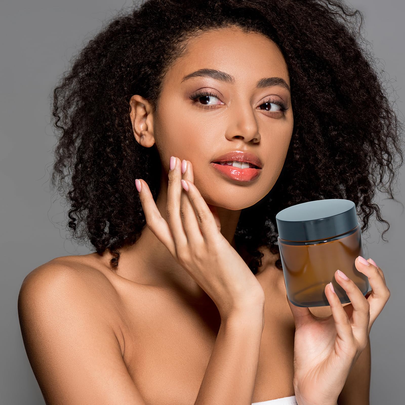 Lustervial sturdy reusable glass jars reduce plastic waste.