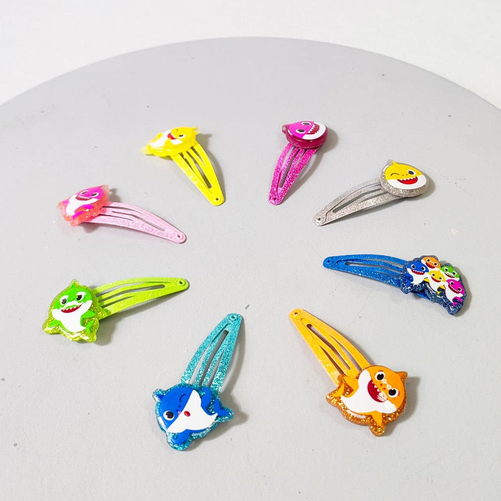 Luv Her colorful clips offer quick, secure accessorizing for imaginative play.