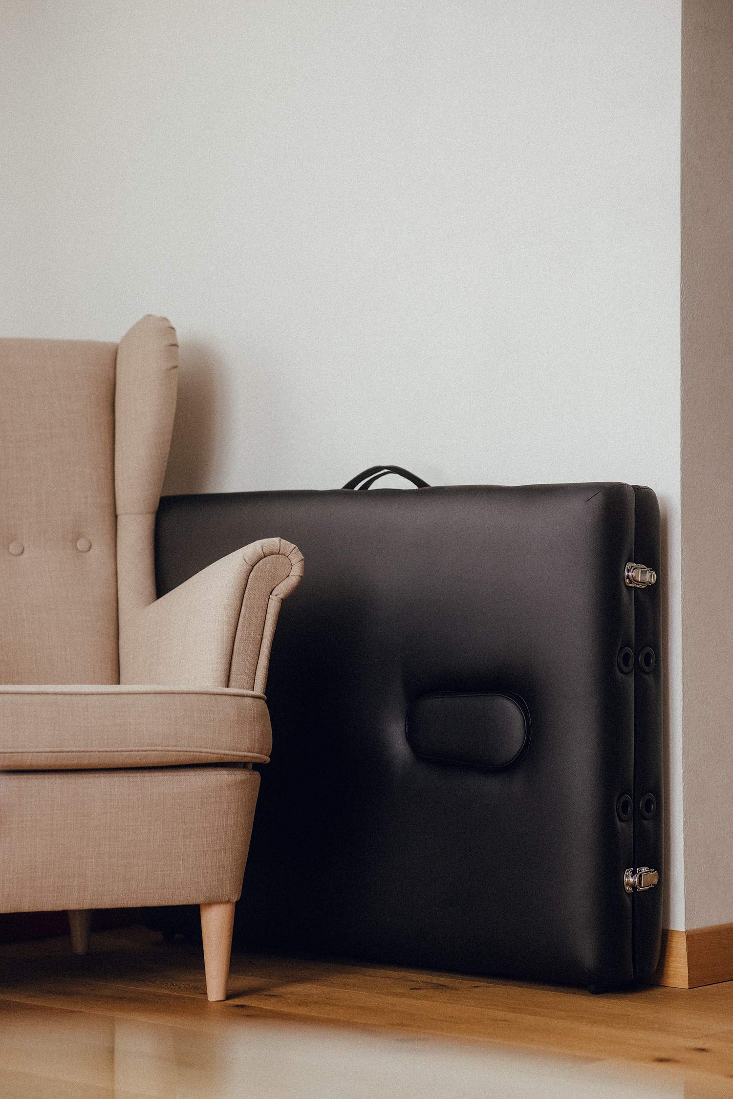 Luxton Home maximum weight capacity of 551 lbs reinforces reliability