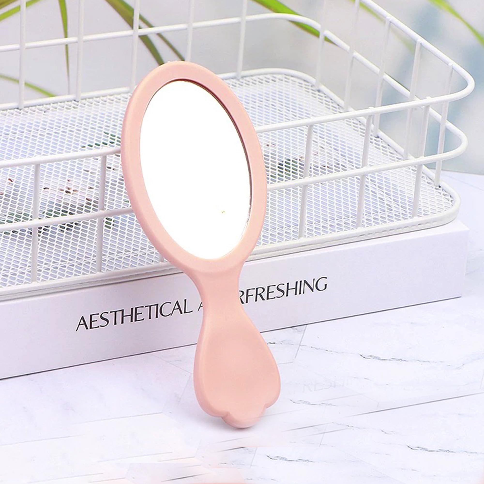 Lyaiwever anti-static brush reduces snagging during brushing sessions.