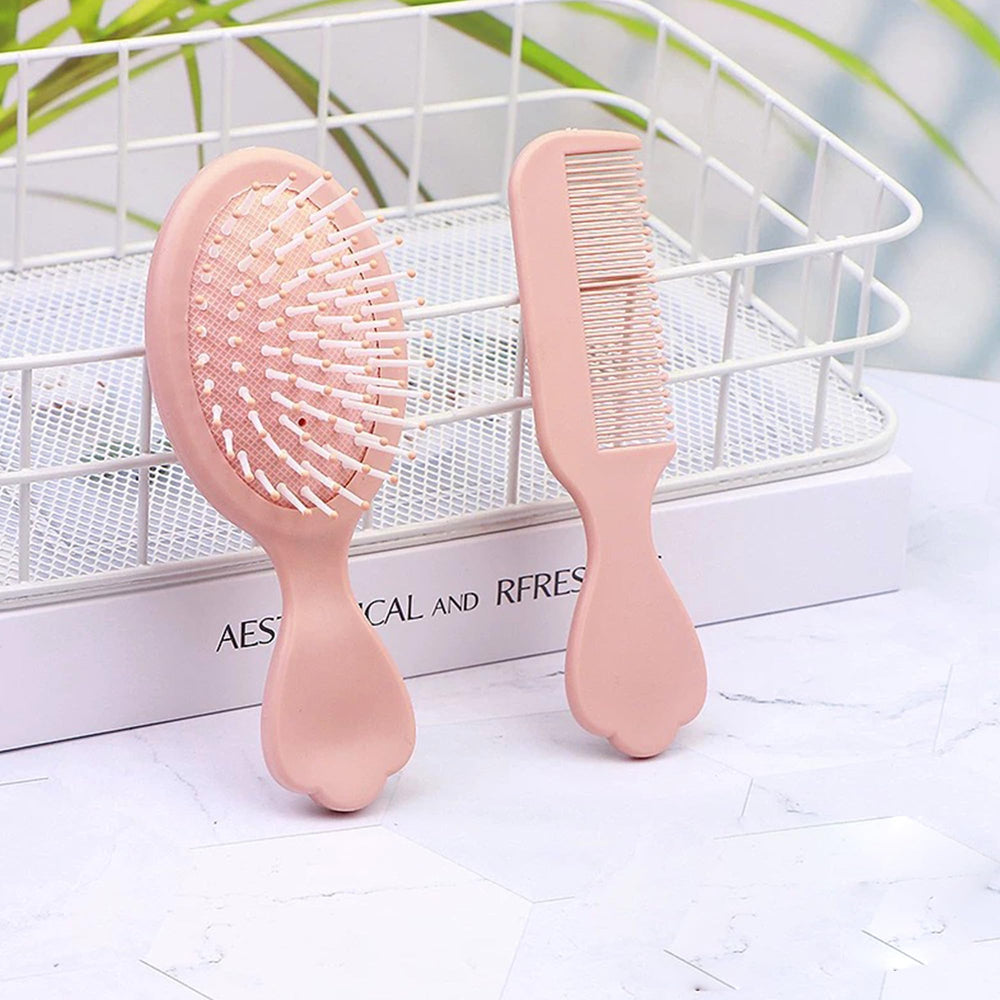 Lyaiwever detangling brush close-up showing smooth bristles.