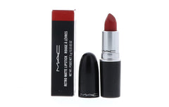 MAC Ruby Woo, muestra swatch de rojo azulado mate ideal para look nocturno