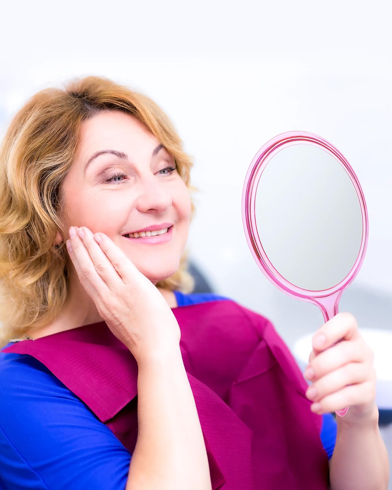 Macaki ABS plastic mirror resists humidity for durable daily use.