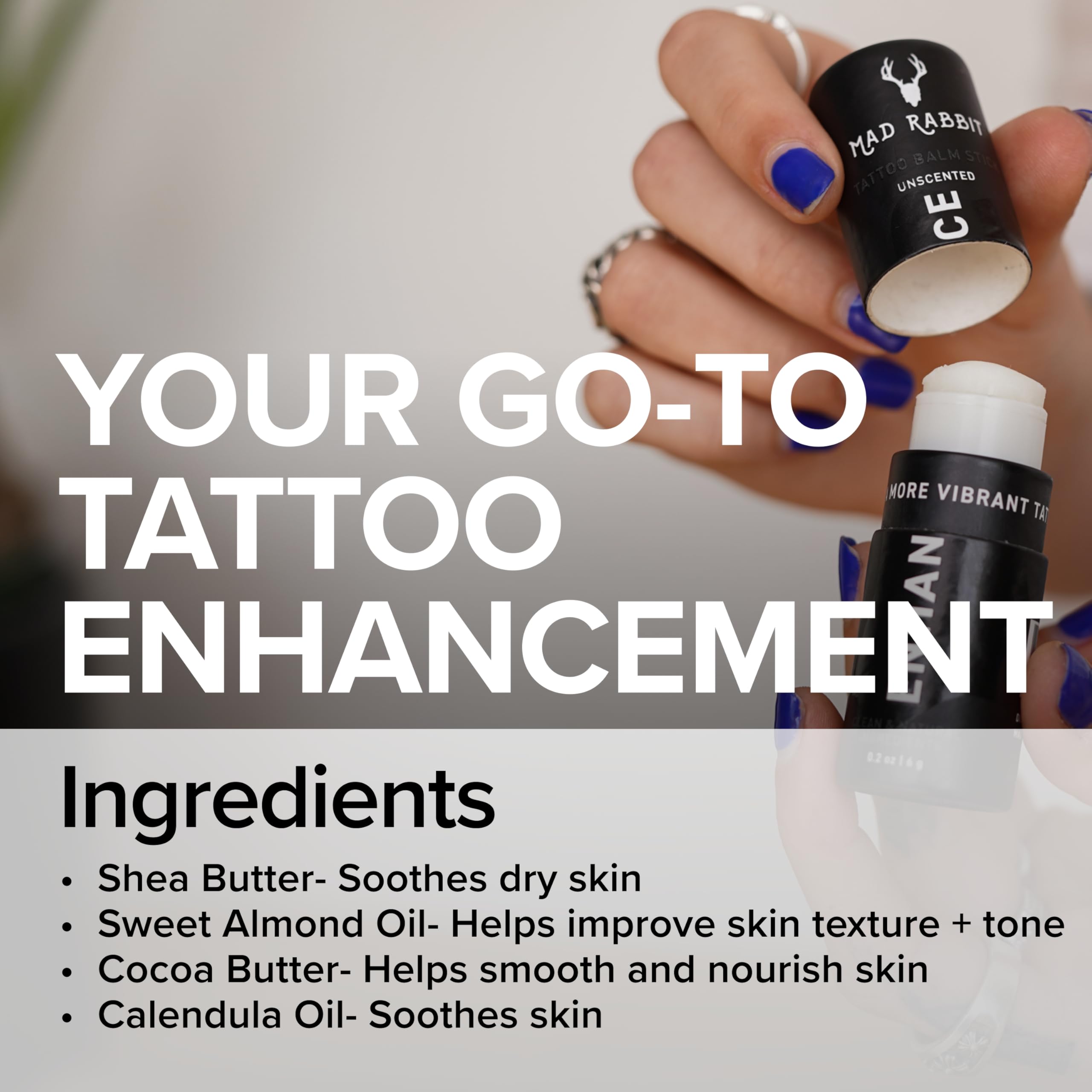 Aplicación de la barra Mad Rabbit Enhance sobre tatuaje para hidratación rápida.