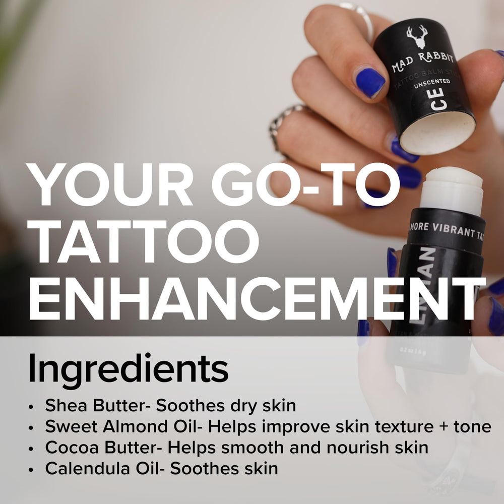 Aplicación de la barra Mad Rabbit Enhance sobre tatuaje para hidratación rápida.