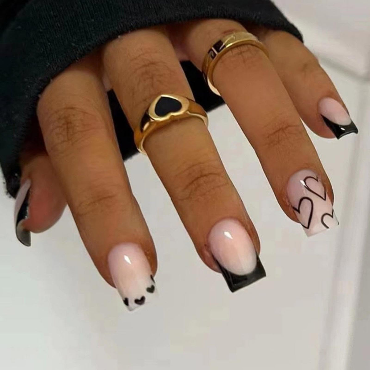 Maigitur uñas negro con corazón blanco, acabado brillante para evento.