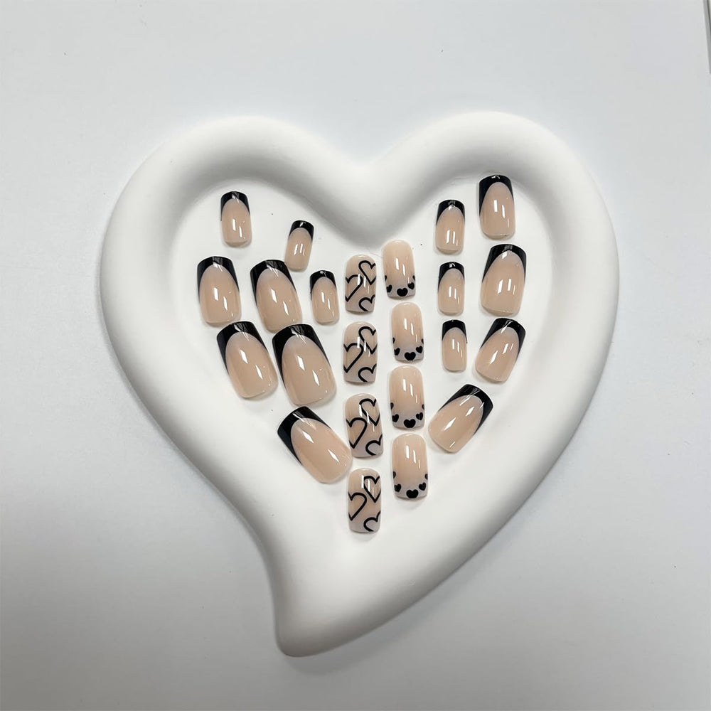 Maigitur uñas negras, diseño corazón blanco en forma corta y cuadrada.