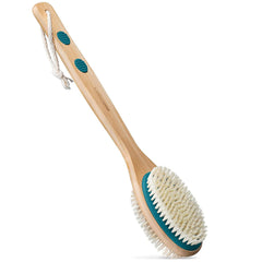 Cepillo de espalda MainBasics con mango largo y tono azul verdoso para un alcance cómodo.
