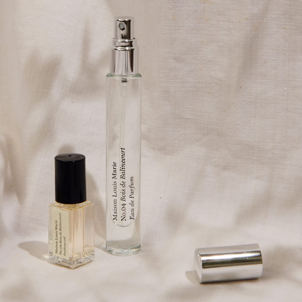 Scent notes visual emphasizes sandalwood and amber wood base