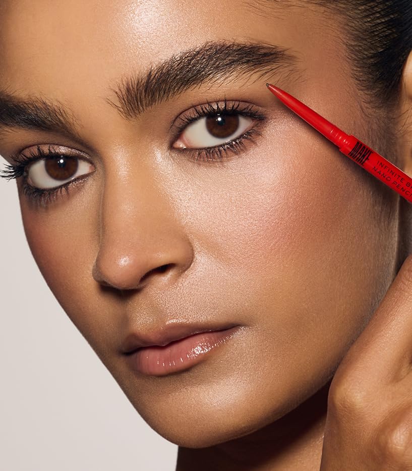 MAKE Beauty Nano Brow punta ultra fina para trazos precisos.