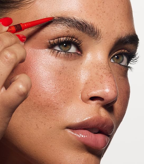 MAKE Beauty Nano Brow con duración prolongada para cejas definidas todo el día.
