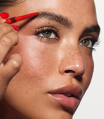 MAKE Beauty Nano Brow con duración prolongada para cejas definidas todo el día.