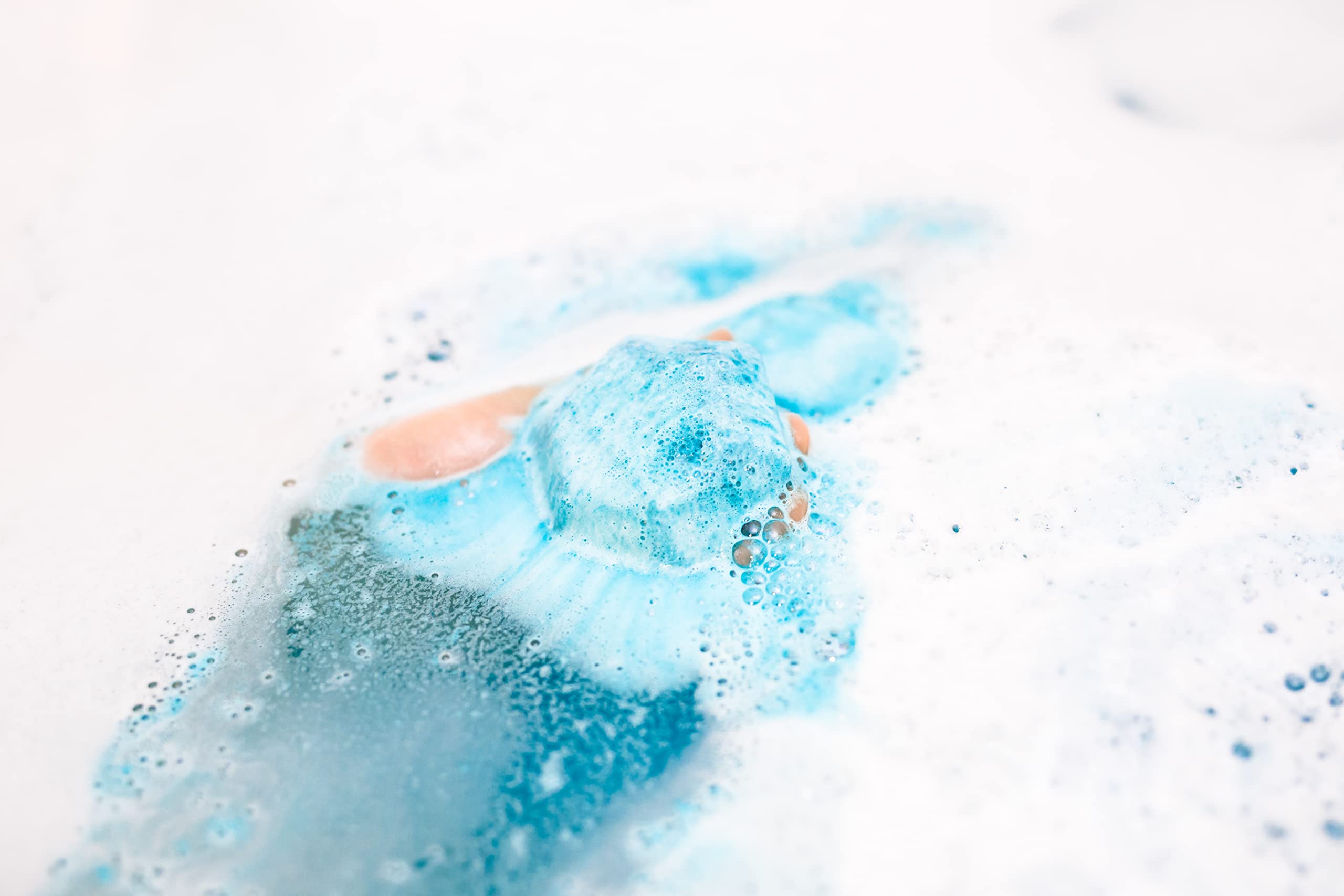 MAKE LIFE EXCLUSIVE bath bombs for men scent close-up, essential oils for rejuvenation.