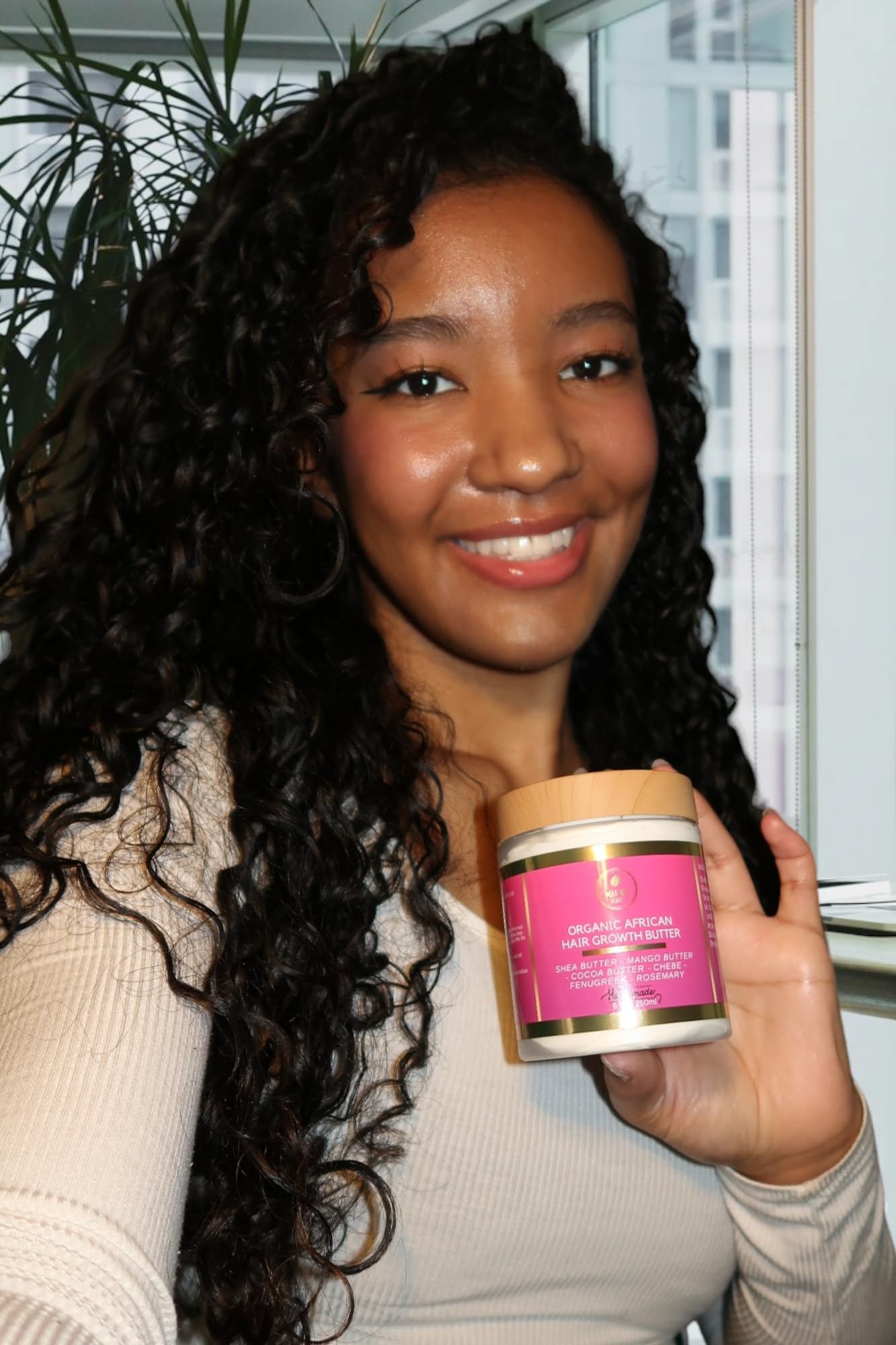 Aplicación en rizos con Makof Beauty Chebe Butter para definición sin pesadez.