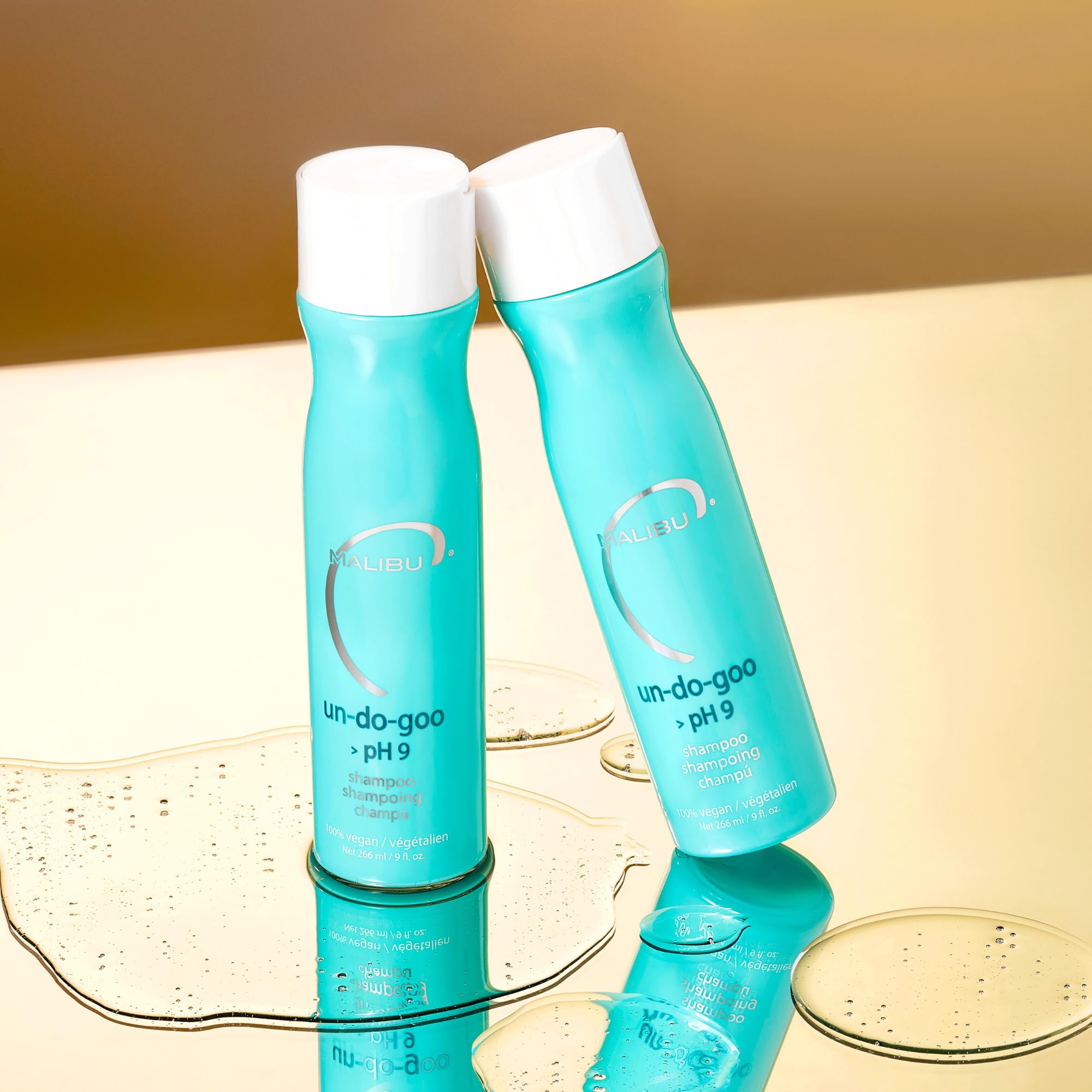 Malibu C Un-Do-Goo Shampoo espuma cremosa lista para limpiar sin irritar.
