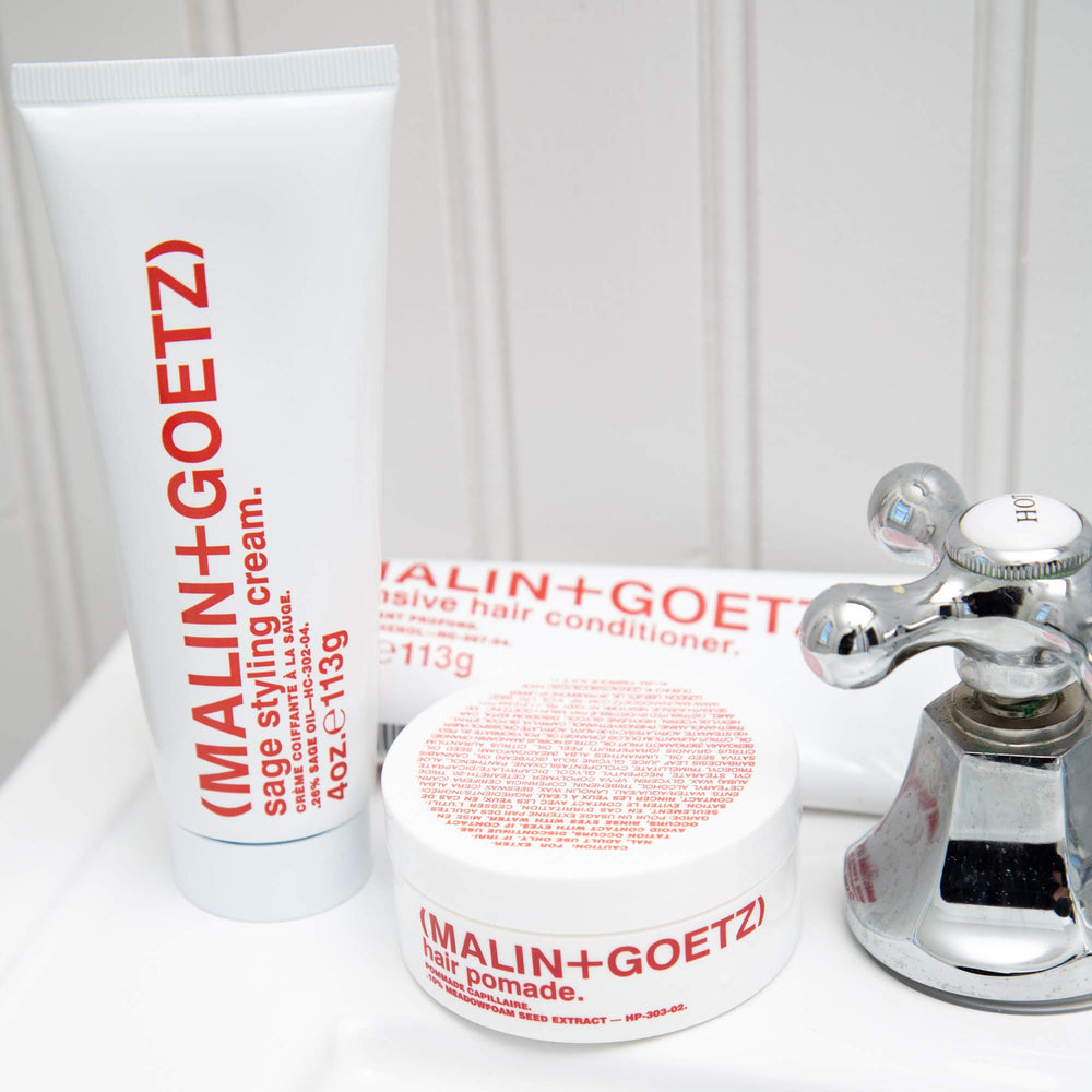 Definición de rizos con MALIN+GOETZ Sage Styling Cream para textura natural.