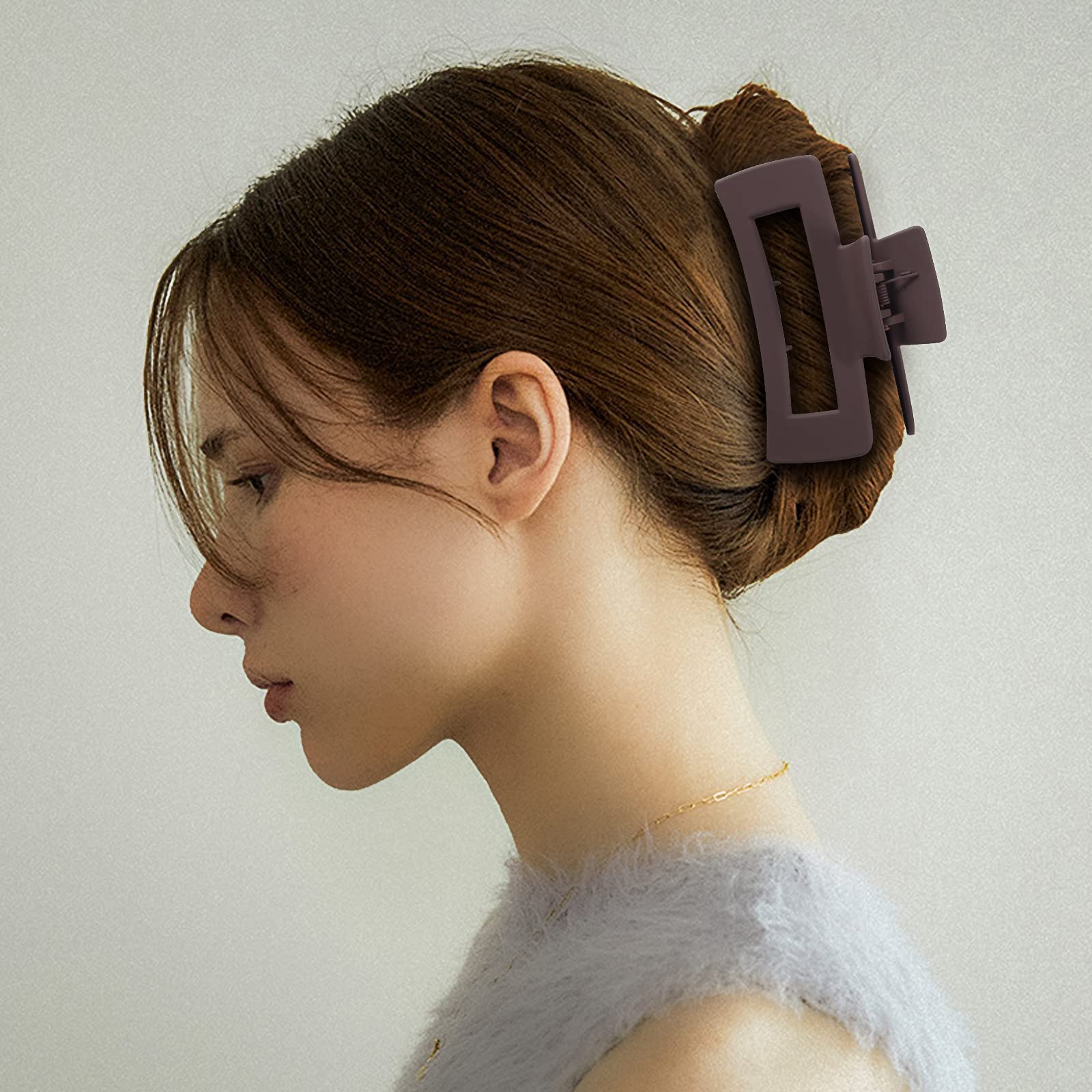 Mandydov sport-friendly clip stays in place during yoga and running.
