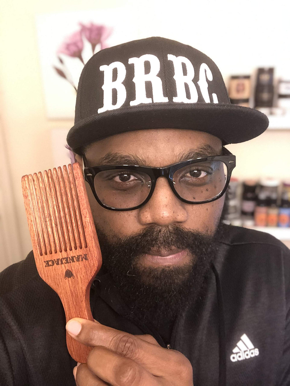 MANEJACK beard pick edges are smooth for comfortable grooming sessions.