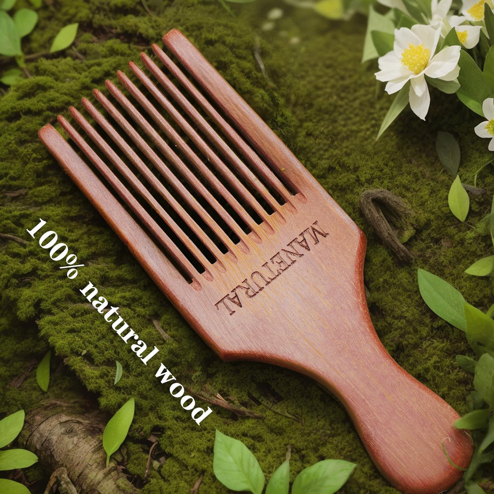 MANETURAL Beard Pick hand grip close-up emphasizing comfortable handling during grooming.