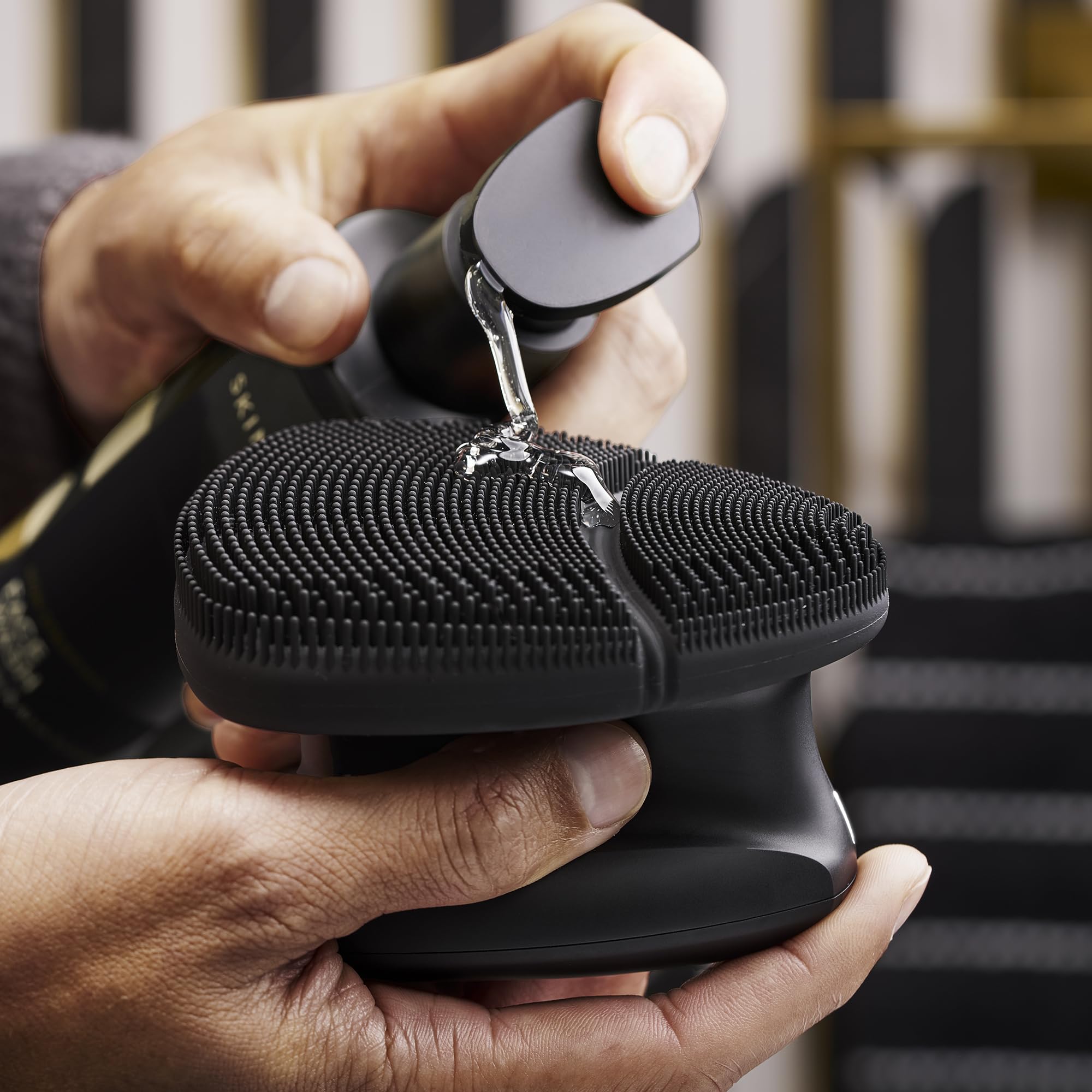 MANSCAPED The Face Buffer PRO waterproof design with travel lock for safe travel