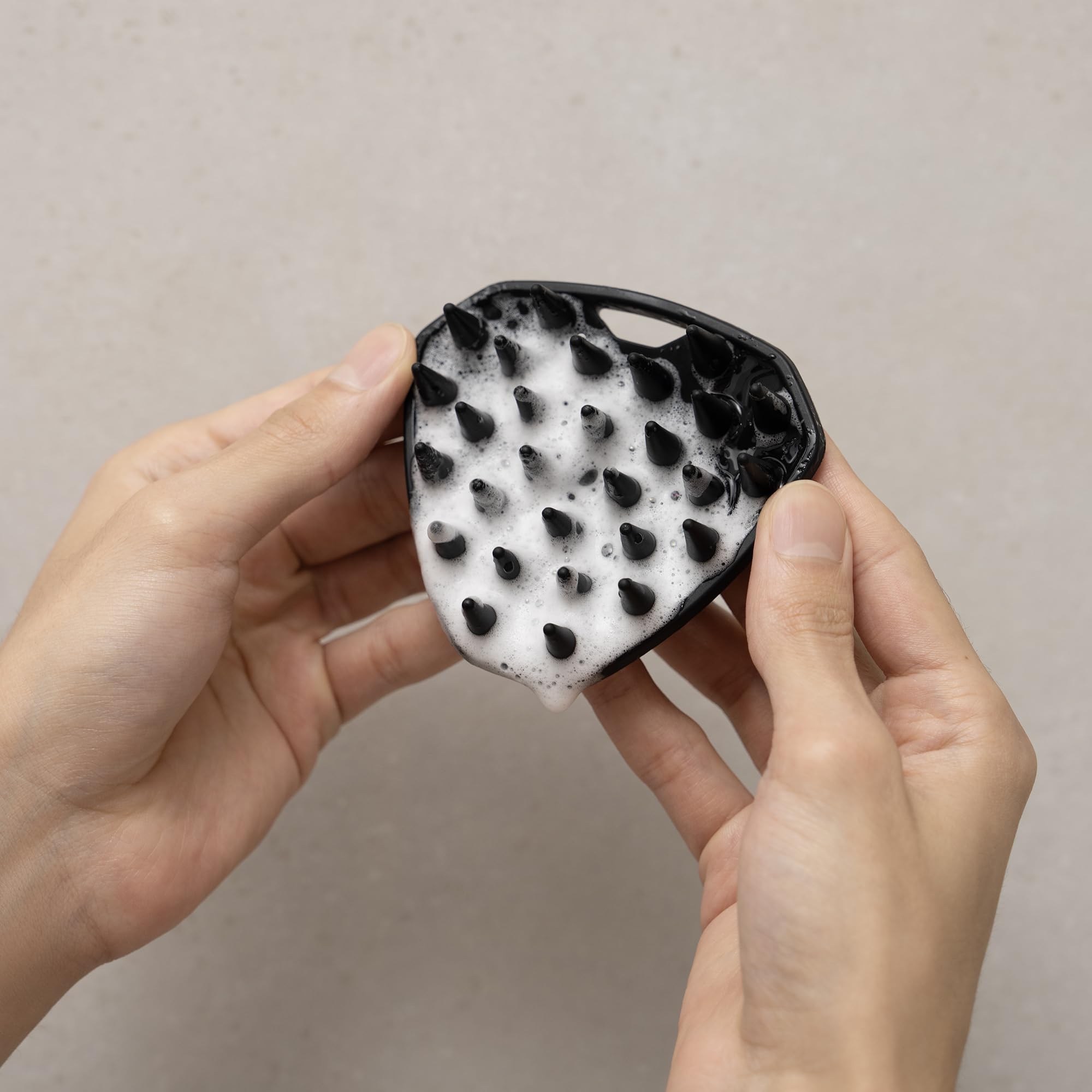 MANSCAPED Scalp Buffer hanging notch enables quick drying storage.