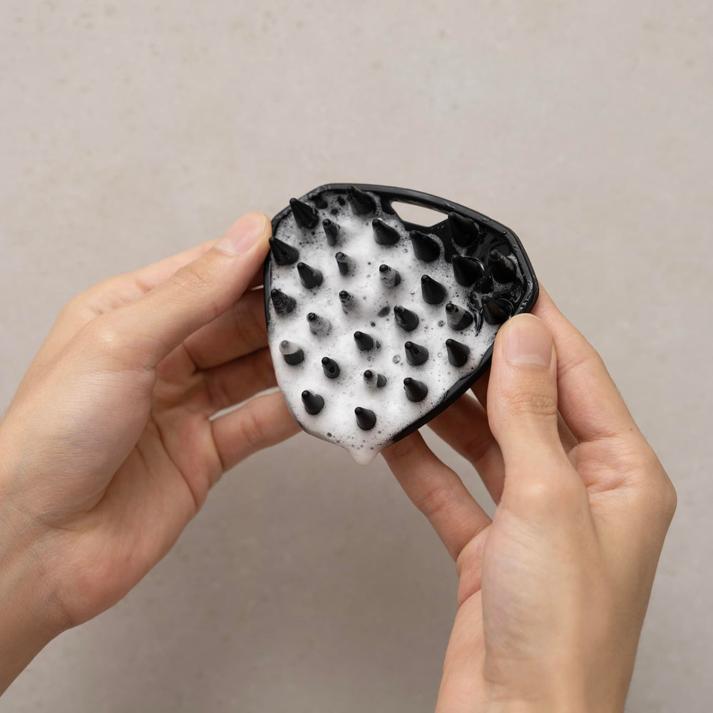 MANSCAPED Scalp Buffer hanging notch enables quick drying storage.