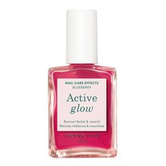Manucurist Active Glow Blueberry brillo espejo rosa en uñas para un acabado sedoso.