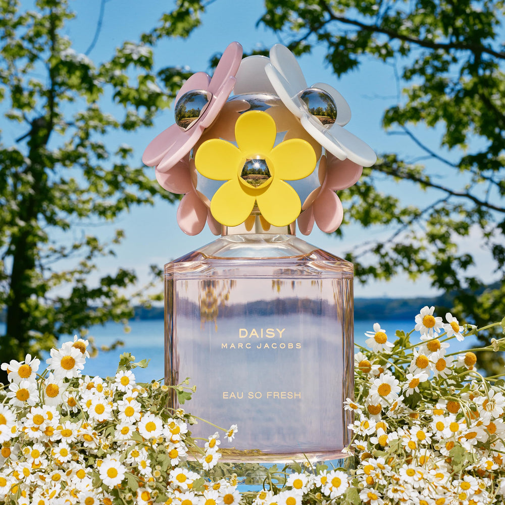 Marc Jacobs Daisy Eau So Fresh application illustration suggesting simple spritz for mood lift.