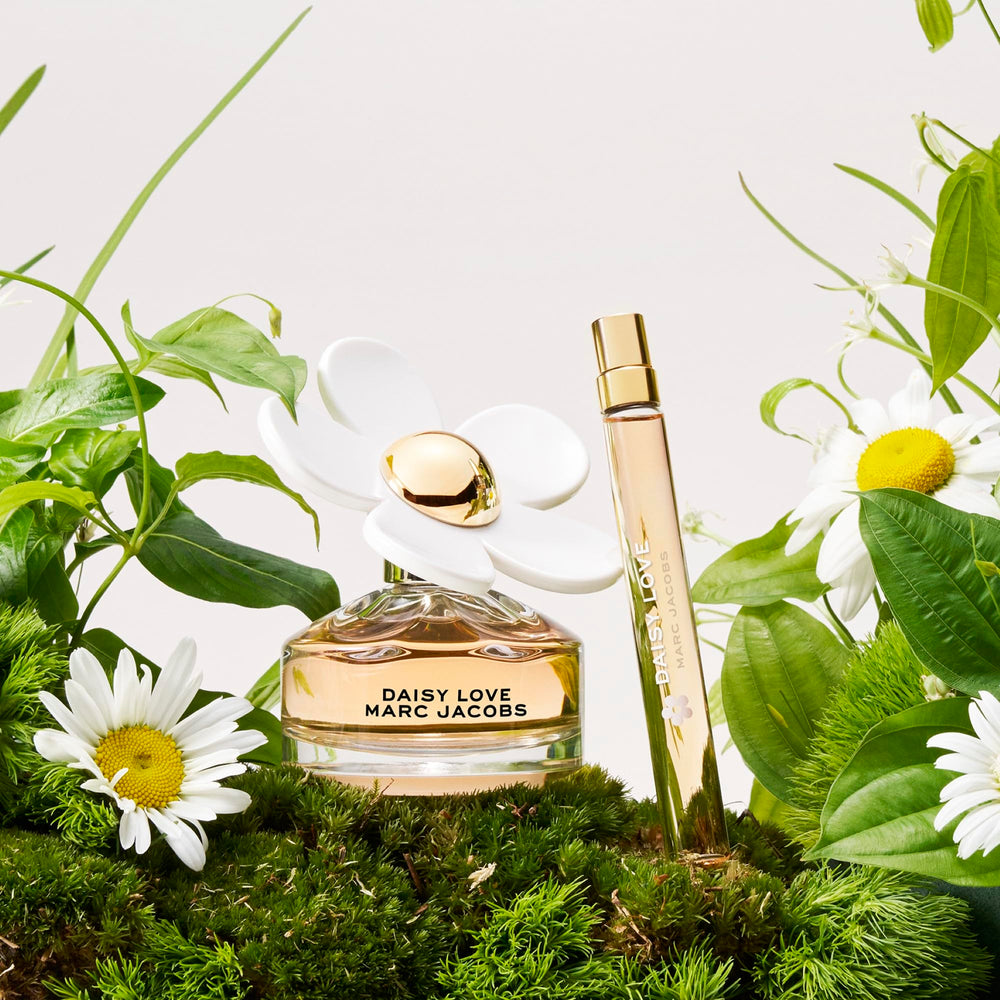 Marc Jacobs Daisy Love top note cloudberries for a bright opening