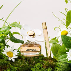 Marc Jacobs Daisy Love top note cloudberries for a bright opening
