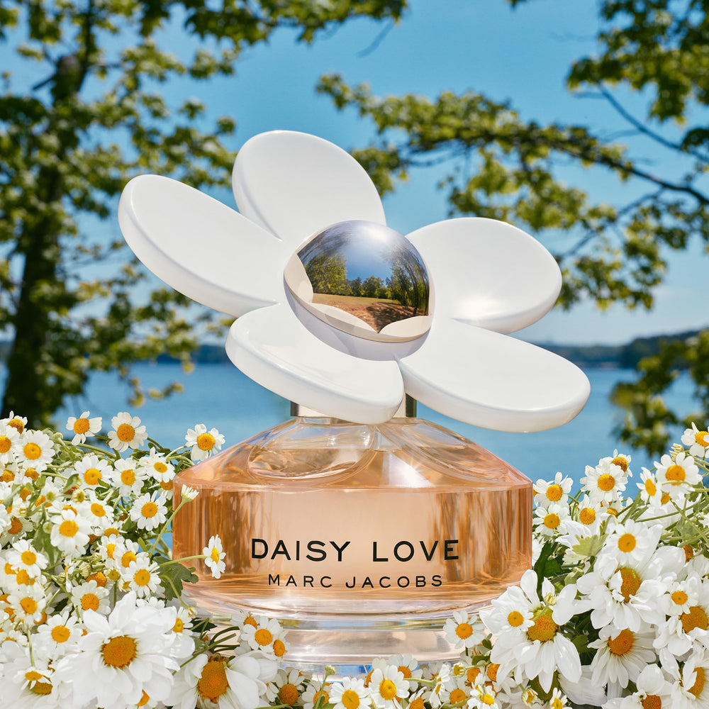 Marc Jacobs Daisy Love heart petals create a delicate floral character