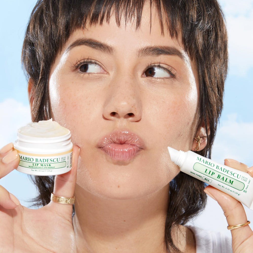 Aroma tropical de coco en mascarilla labial Mario Badescu, experiencia relajante.