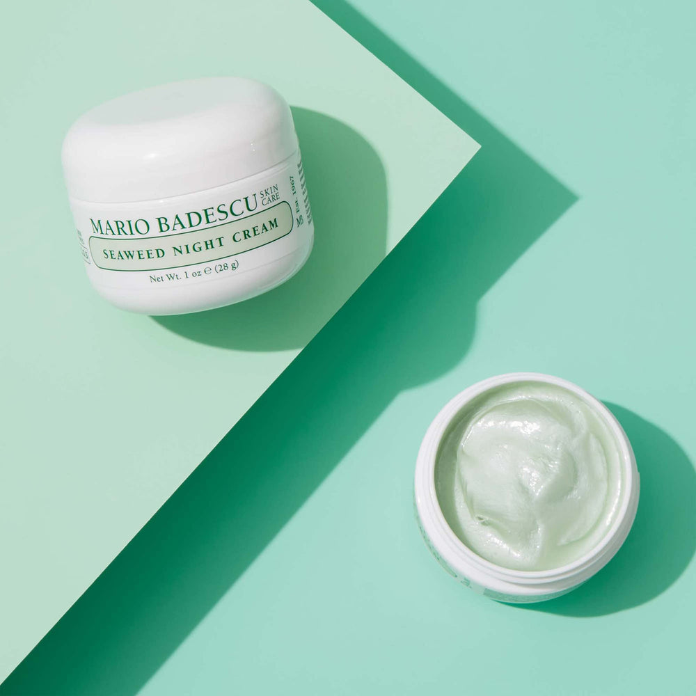 Mario Badescu con hialuronato de sodio aporta hidratación duradera.