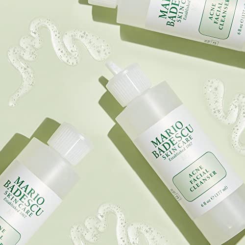 Mario Badescu Acne Cleanser tacto suave al aplicar.