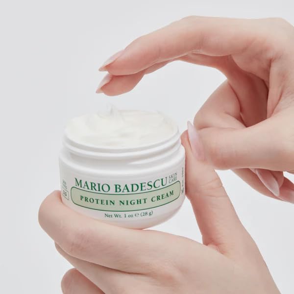Aplicación nocturna suave de crema nocturna de proteínas Mario Badescu.