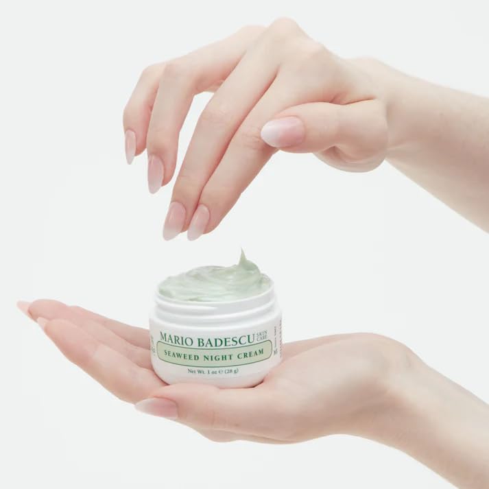 Aplicación nocturna de Mario Badescu para hidratar durante la noche.