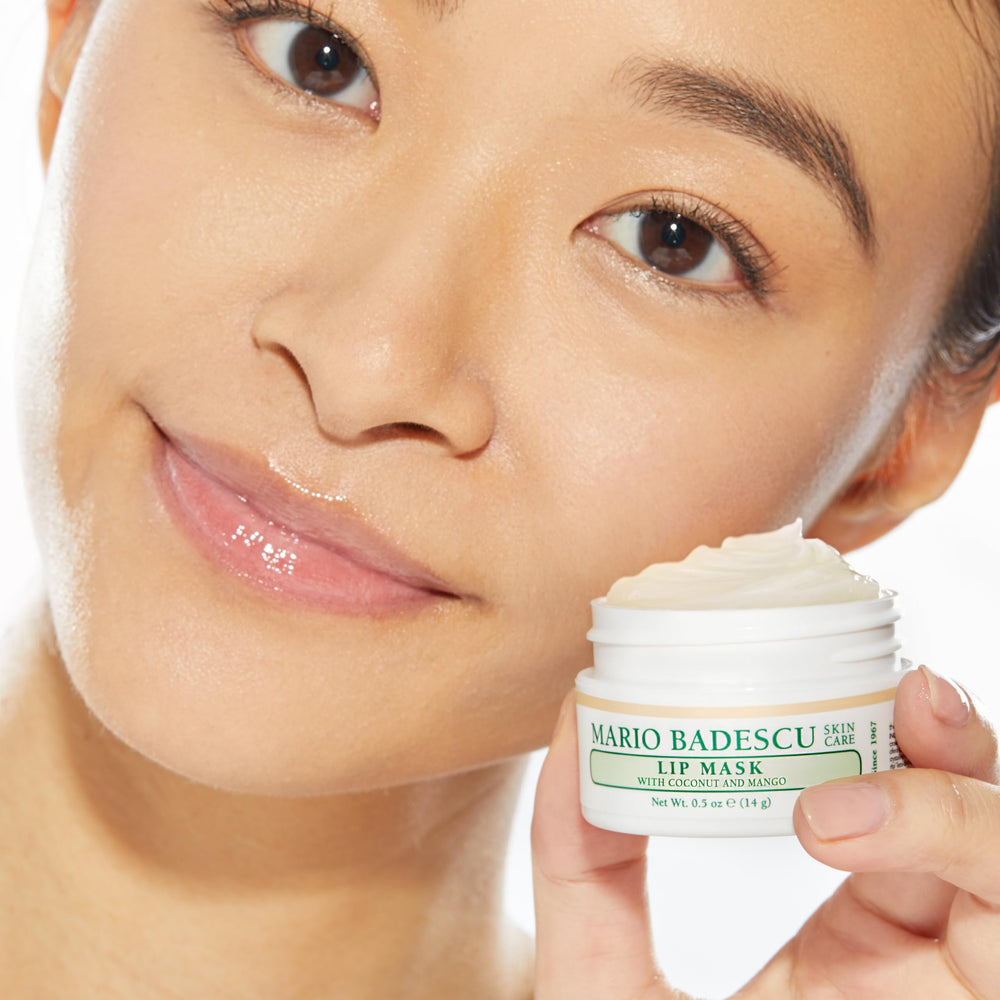 Aroma de coco y fórmula suave, Mario Badescu cuida los labios.