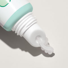 Aplicación suave del bálsamo de Menta de Mario Badescu en labios secos.